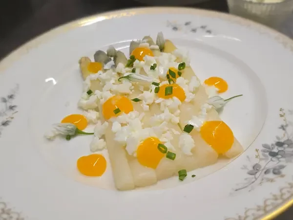 Asperges mimosa mayo ail des ours au restaurant à La Rochelle Le Bistrot des Bonnes Femmes.