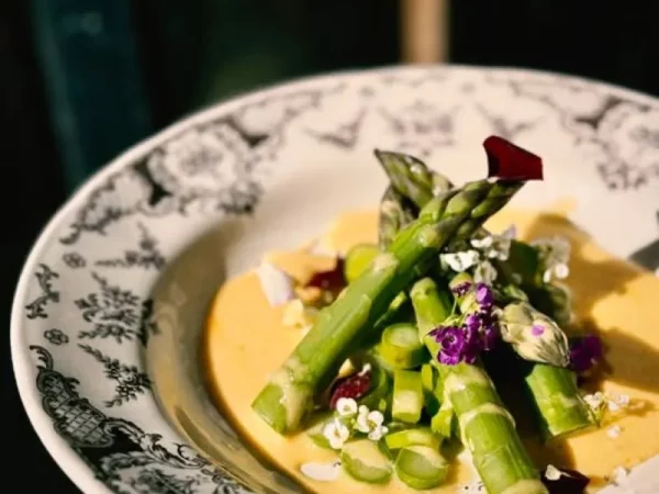 Assiette d'asperges vertes de saison, accompagnées d'un sabayon au miso et saké. A déguster sur la terrasse du restaurant après son marché.