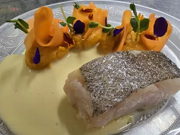 Lieu jaune au restaurant à La Rochelle Le Bistrot des Bonnes Femmes.