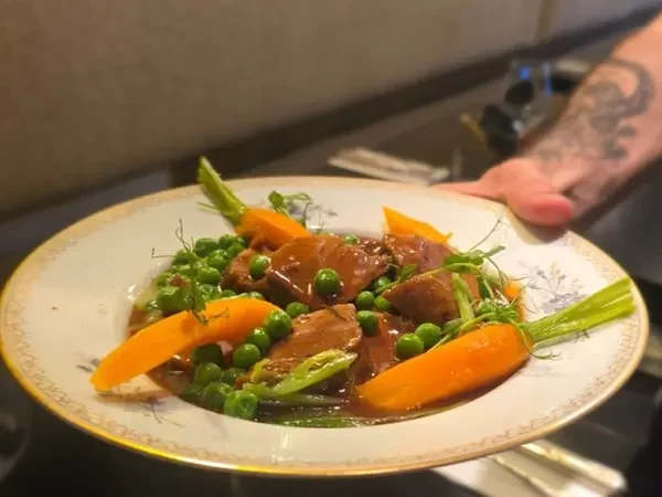 Paleron de porc confit, légumes printaniers au restaurant à La Rochelle Le Bistrot des Bonnes Femmes.