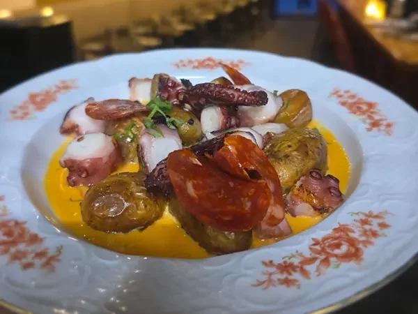 Poulpe au chorizo au restaurant à La Rochelle Le Bistrot des Bonnes Femmes.