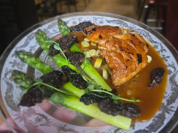 Ris de veau aux morilles et asperges vertes au restaurant à La Rochelle Le Bistrot des Bonnes Femmes.
